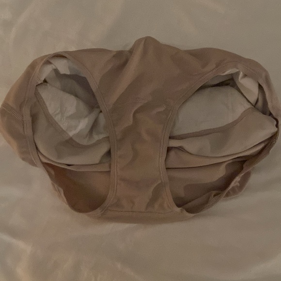 Lululemon White Speed Up Mid-Rise Short - Picture 5 of 5